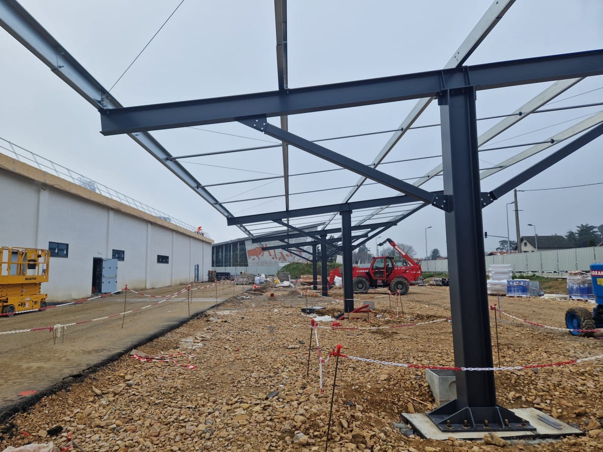Ombrière photovoltaïque en béton et structure métallique en construction