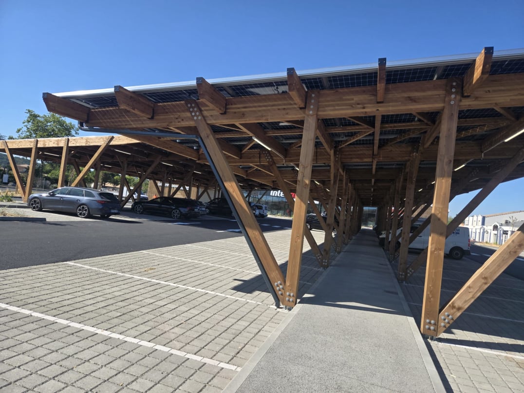 Ombrière photovoltaïque en bois