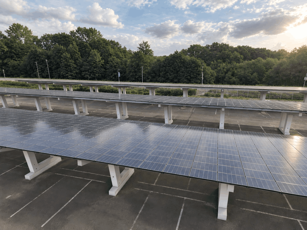 Ombrières photovoltaïques auto-lestées
