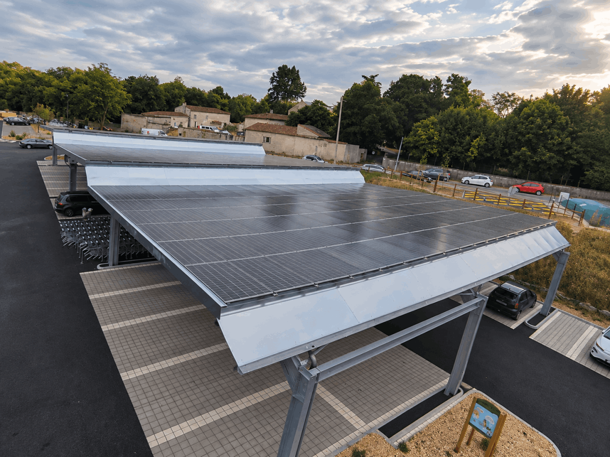 Ombrière photovoltaïque en béton et structure métallique en construction