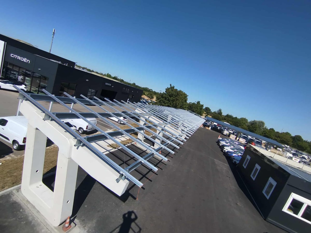 Ombrière photovoltaïque en béton et structure métallique en construction