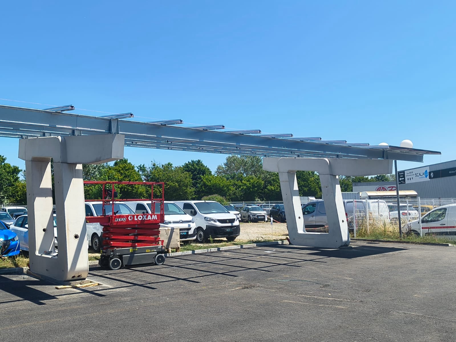 Ombrière photovoltaïque en béton et structure métallique en construction
