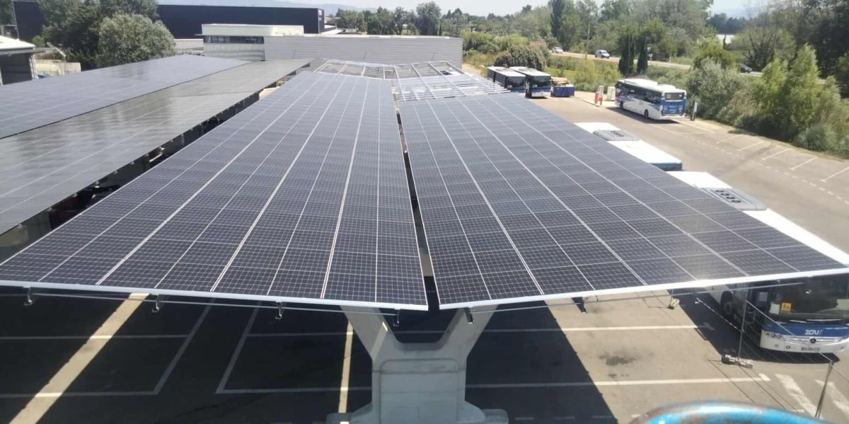 Ombrière photovoltaïque en béton et structure métallique en construction