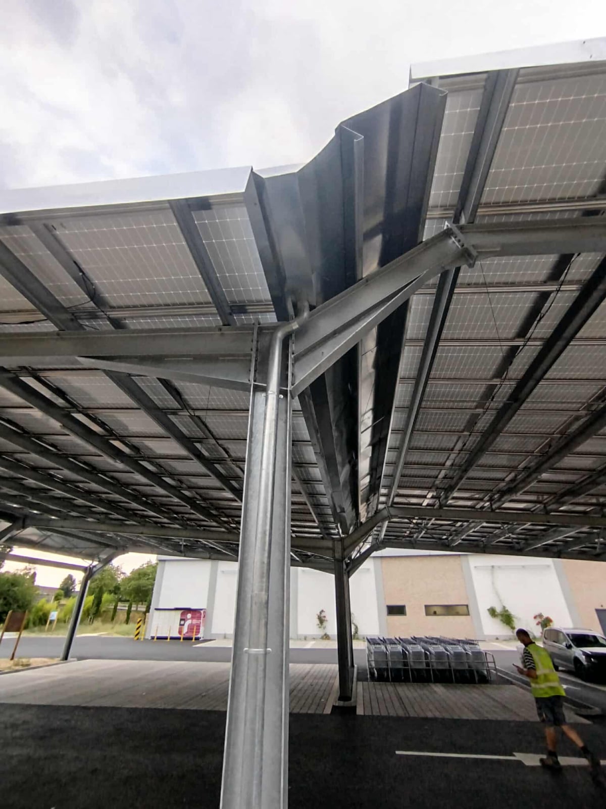 Ombrière photovoltaïque en béton et structure métallique en construction