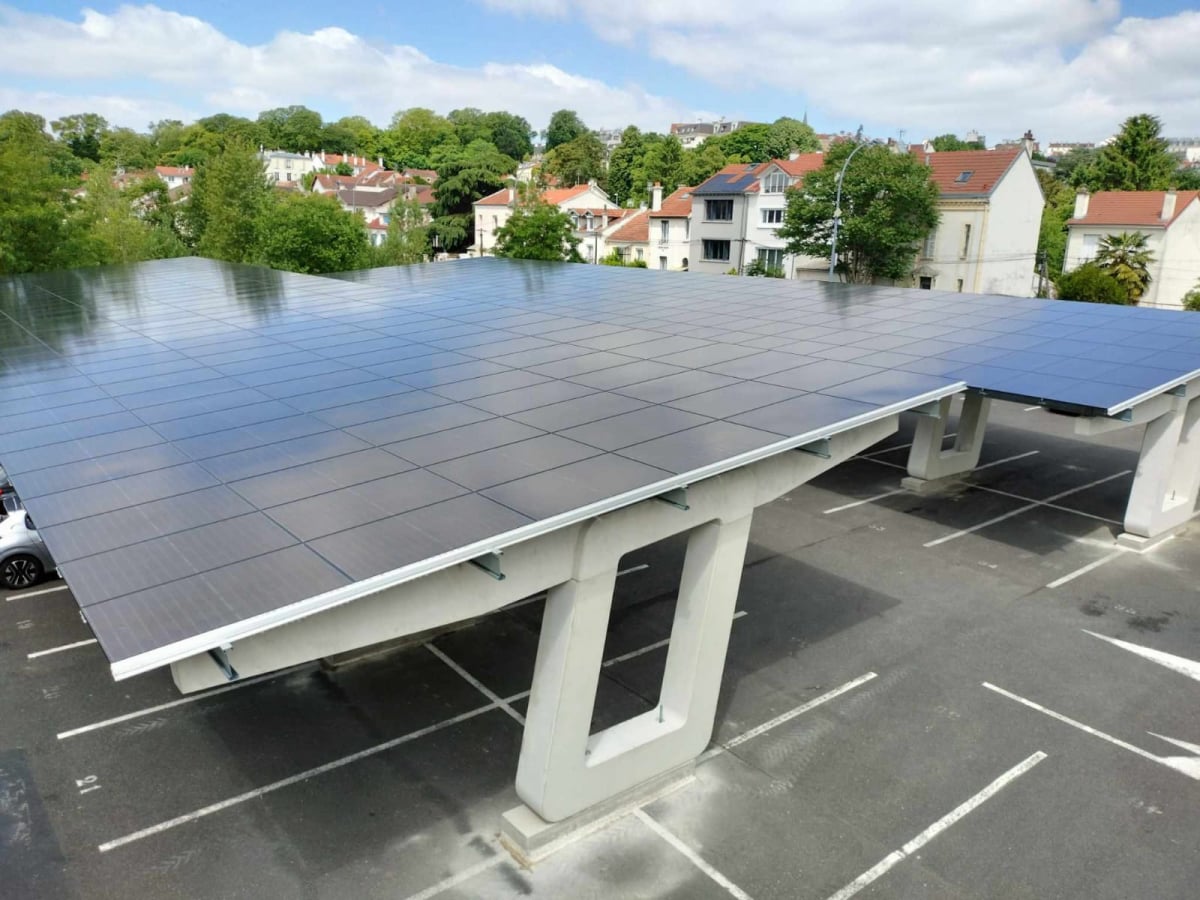 Ombrière photovoltaïque en béton et structure métallique en construction
