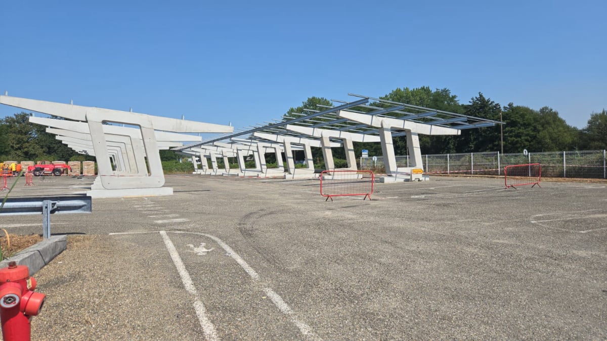 Ombrière photovoltaïque en béton et structure métallique en construction
