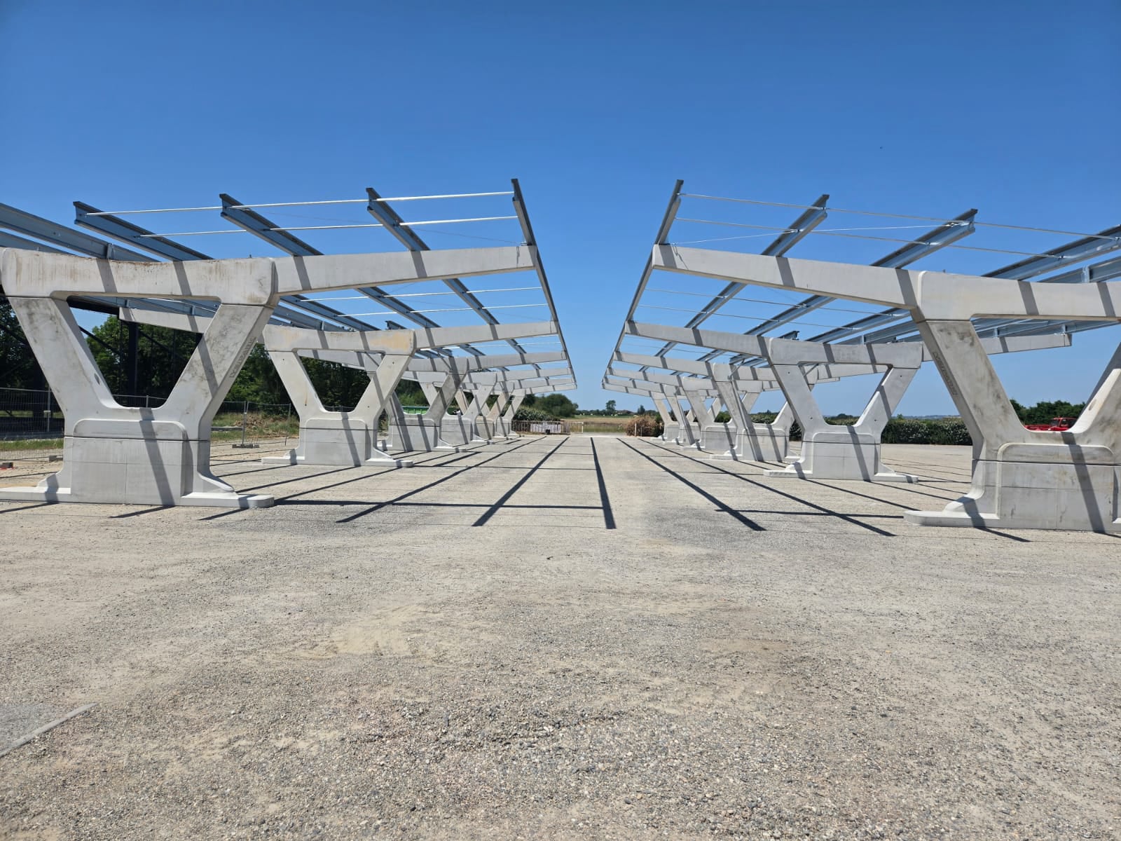 Ombrière photovoltaïque en béton et structure métallique en construction