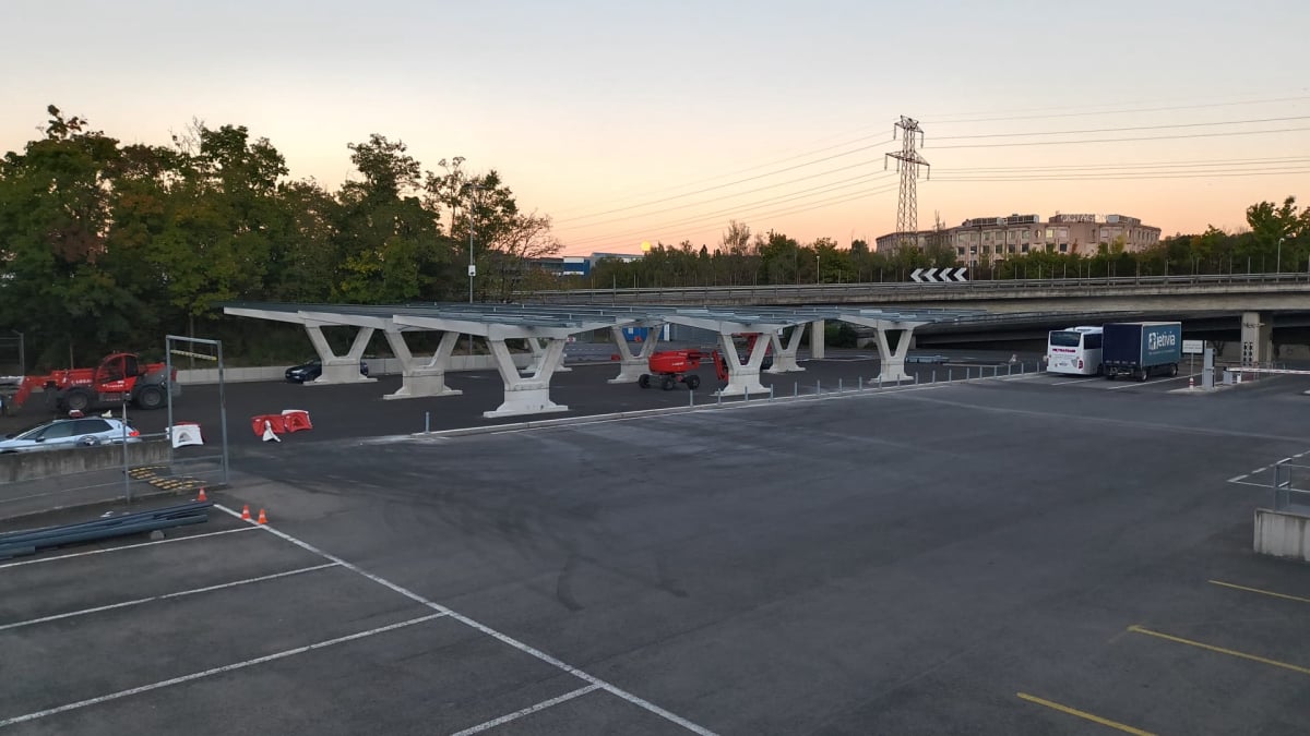 Ombrière photovoltaïque en béton et structure métallique en construction